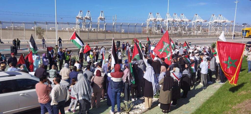 العشرات من النشطاء يحتجون بميناء طنجة المتوسط على رسو سفينة يشتبه في نقلها أسلحة إلى الجيش الإسرائيلي